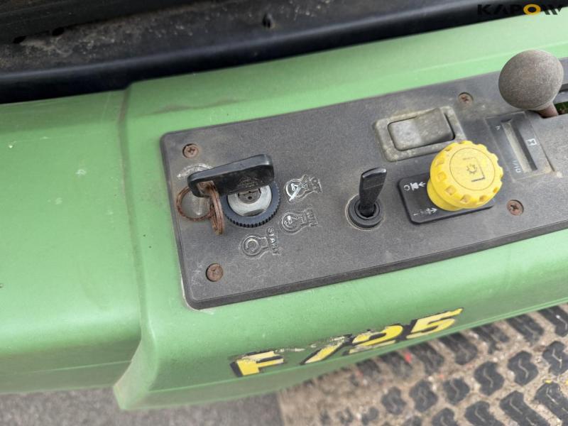 John Deere F725 lawn mower 29