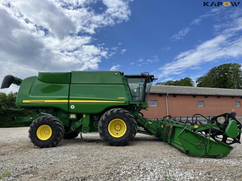 John Deere S690i combine with 630R 30-foot header 4