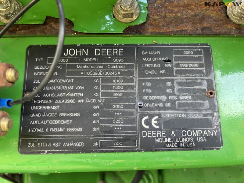 John Deere S690i combine with 630R 30-foot header 48