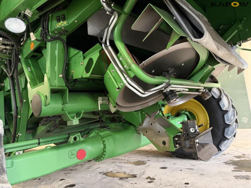 John Deere T660i combine with 30ft draper header 44