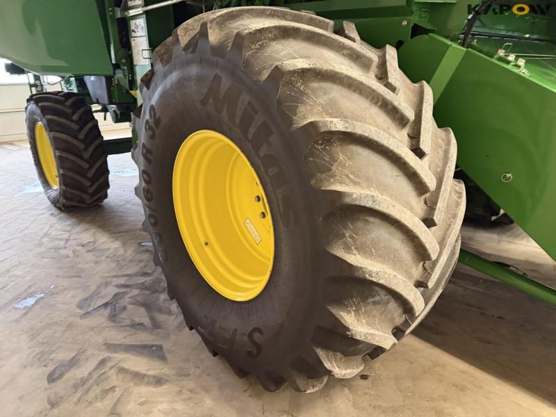 John Deere T660i combine with 30ft draper header 69