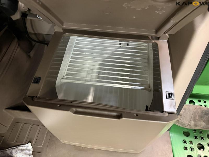 John Deere T660i combine with 30ft draper header 84