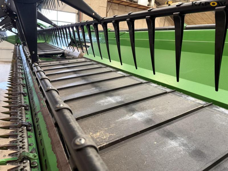 John Deere T660i combine with 30ft draper header 111