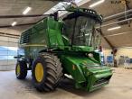 John Deere T660i combine with 30ft draper header 3