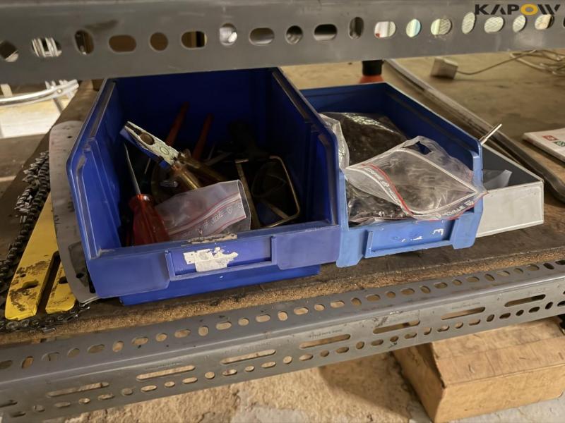 Chain station with chains 18