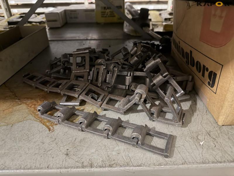 Chain station with chains 43