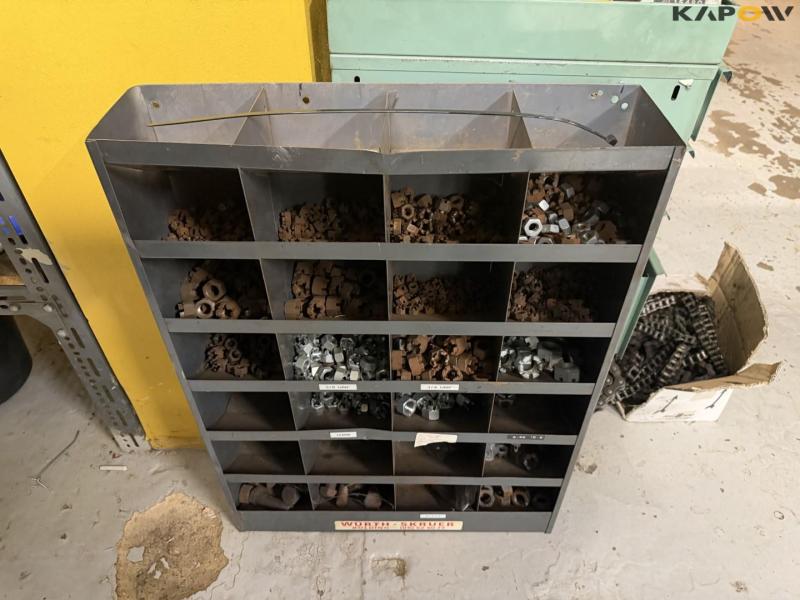 Chain station with chains 70