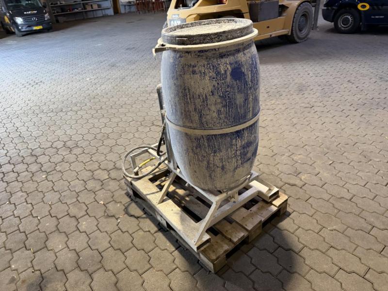 Lime spreader for pallet forks 5