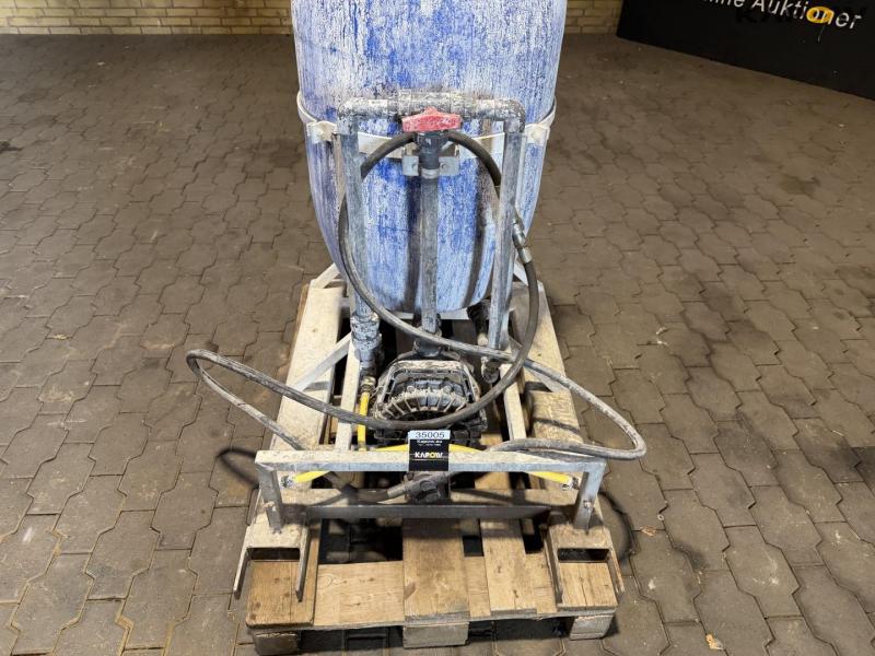 Lime spreader for pallet forks 10