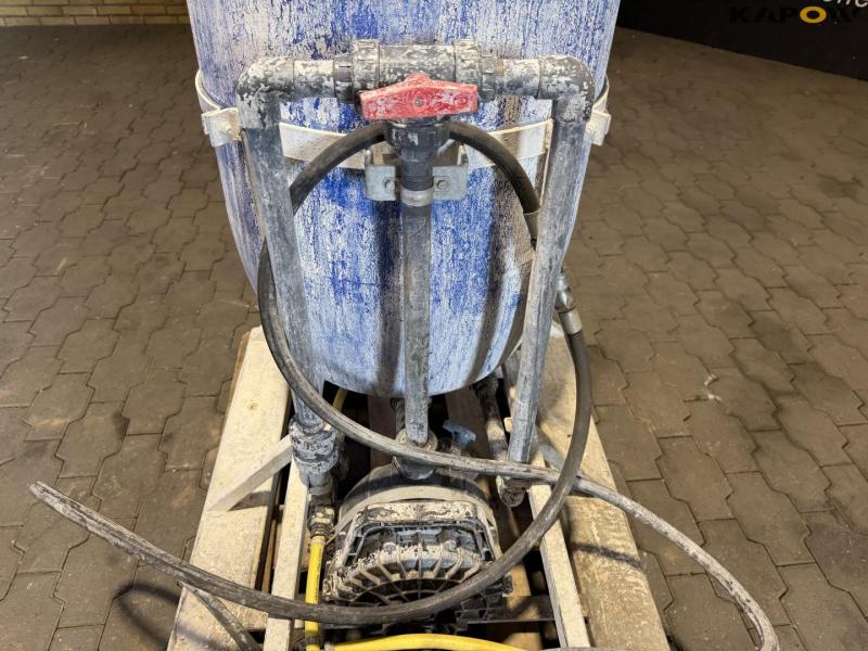 Lime spreader for pallet forks 11