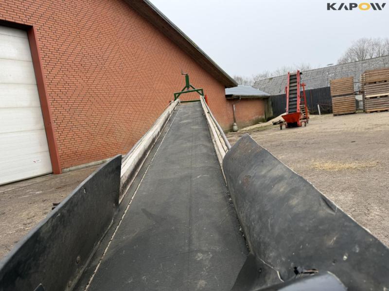 Potato planter with belt spreader 11