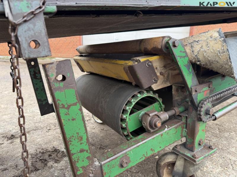Potato planter with belt spreader 15