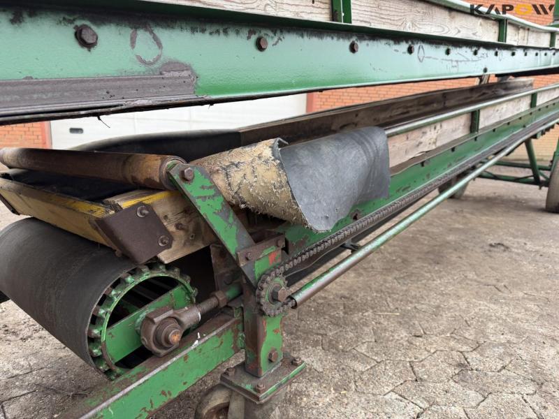 Potato planter with belt spreader 16