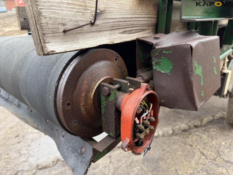 Potato planter with belt spreader 20