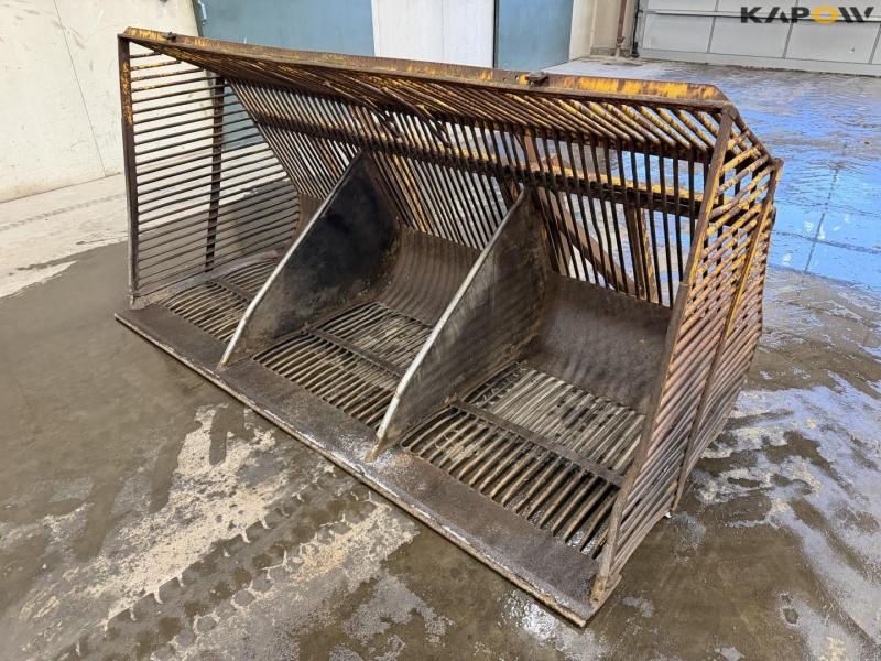 Potato shovel with Volvo hitch 1