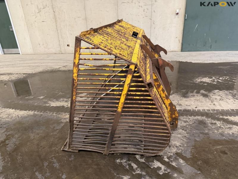 Potato shovel with Volvo hitch 7