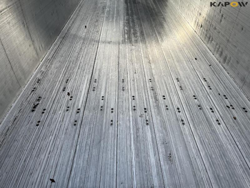 Barely 90 m3 walking floor trailer. 38