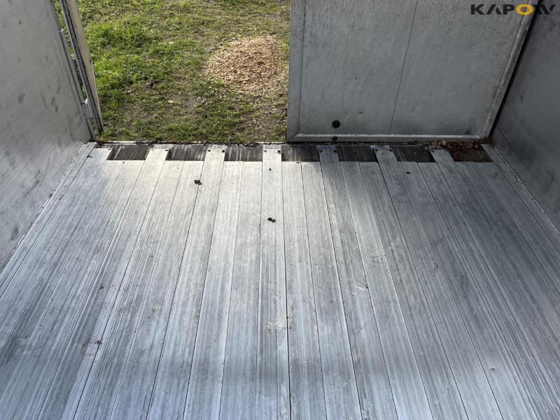 Barely 90 m3 walking floor trailer. 39