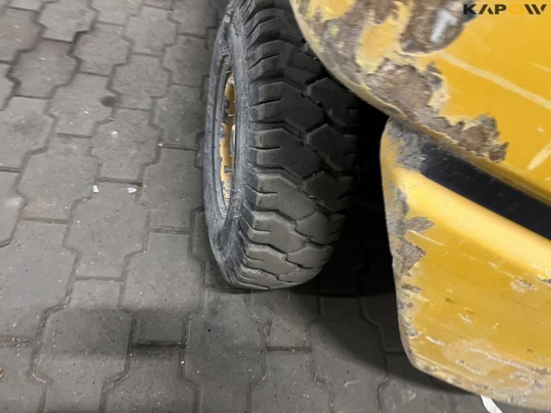 Komatsu FD25T-14 forklift 24