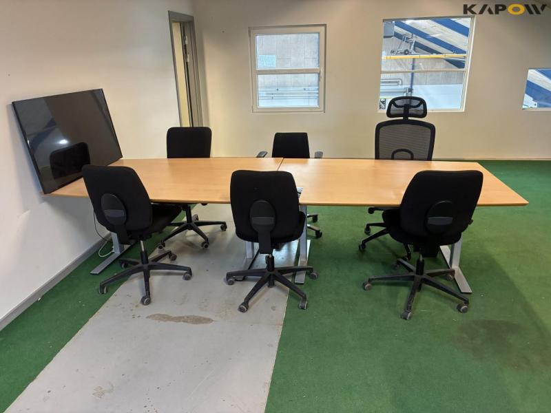 Conference table with 6 chairs and screen 3