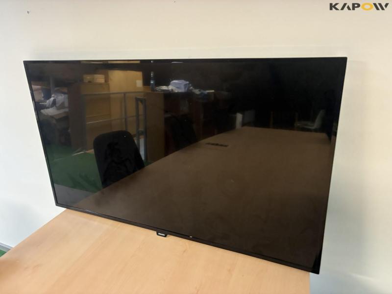 Conference table with 6 chairs and screen 6