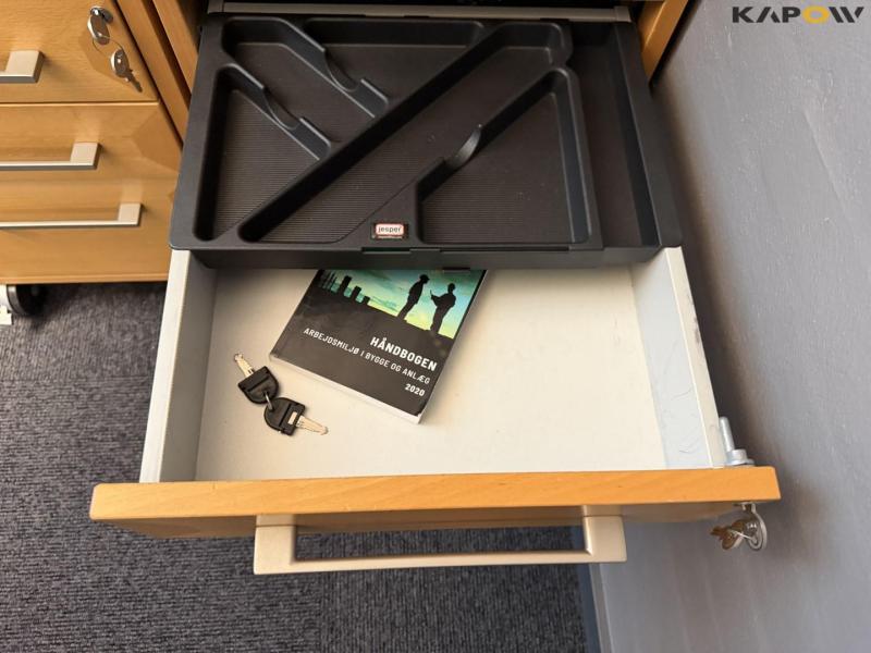 Office furniture 15