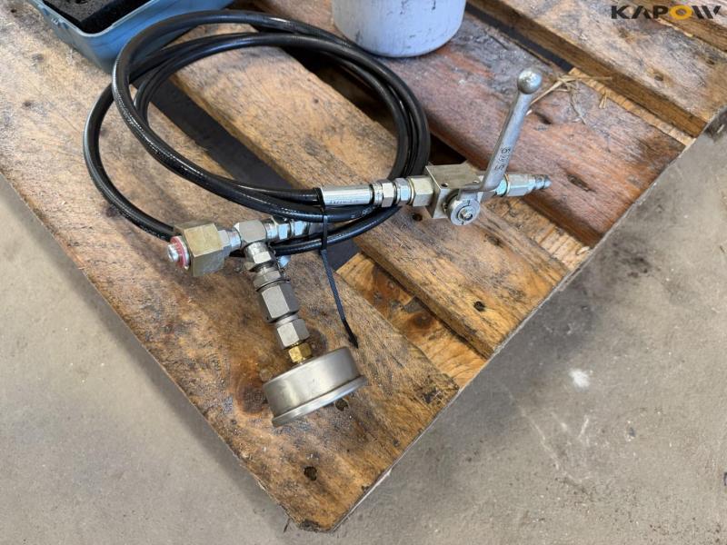 Checking the pressure accumulator 5