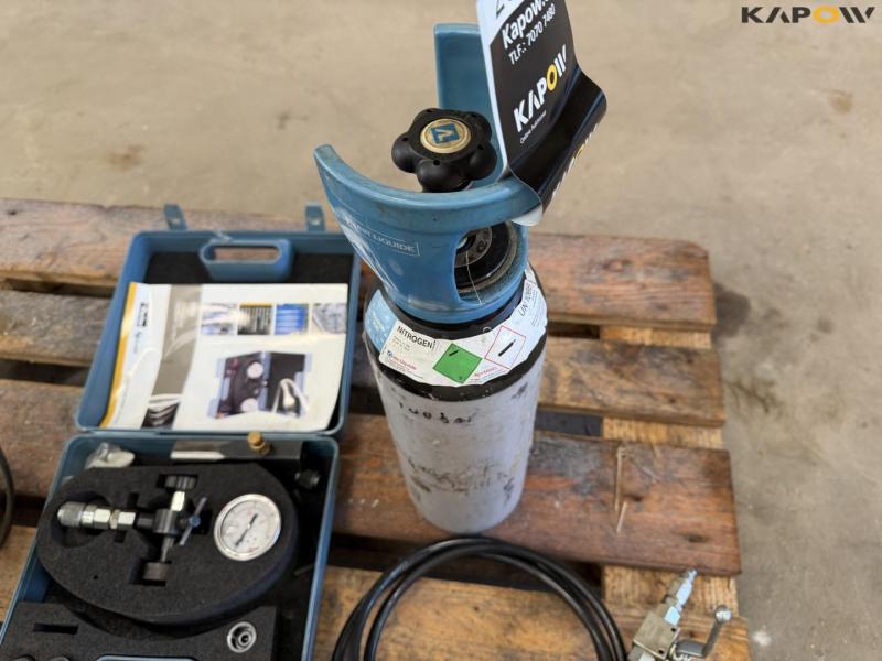 Checking the pressure accumulator 6