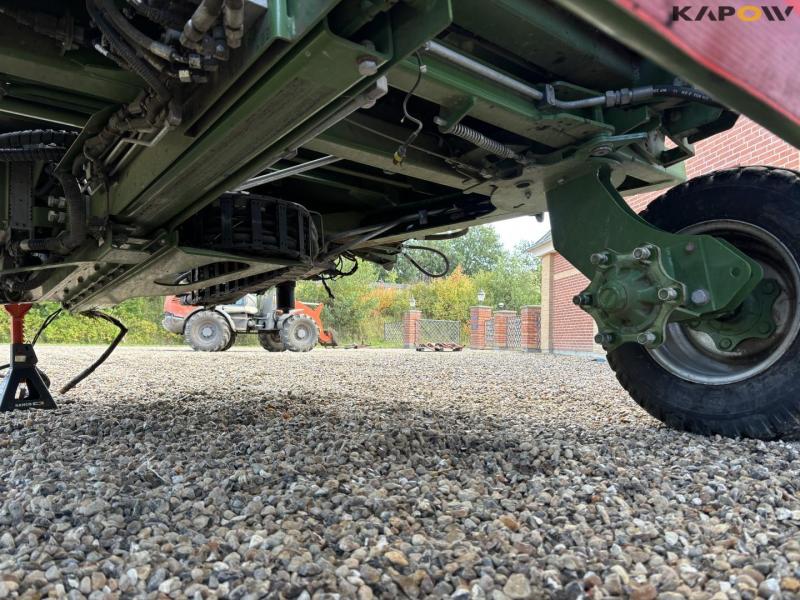 Krone BC101-30 bale wagon 17