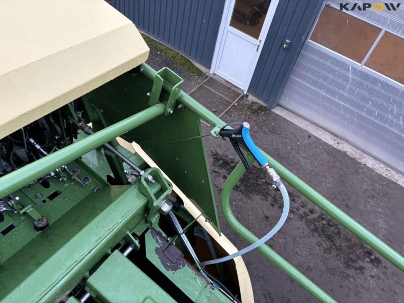 Krone Big Pack 4X4 baler with bale trailer 37