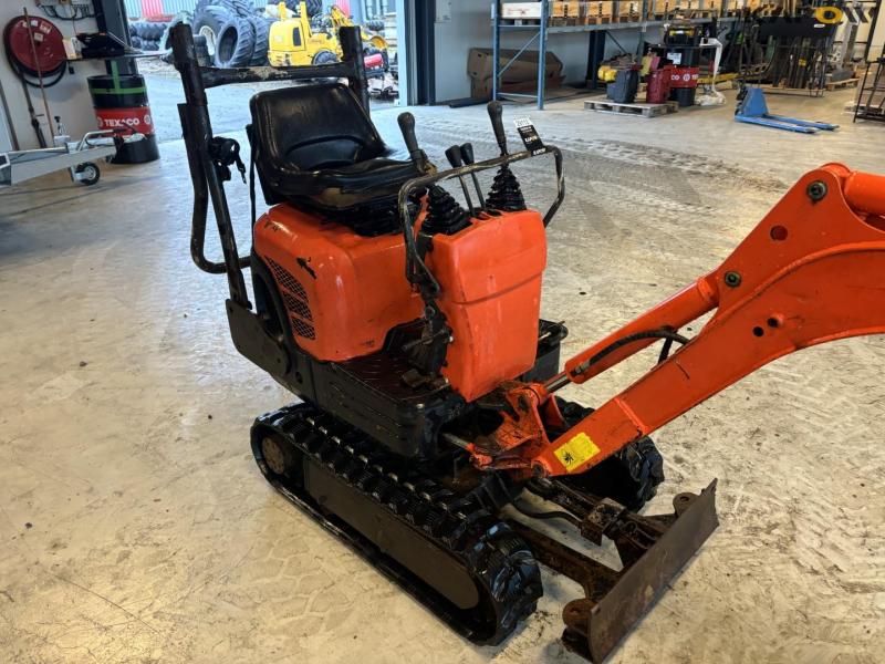 Kubota mini excavator with 4 buckets 14