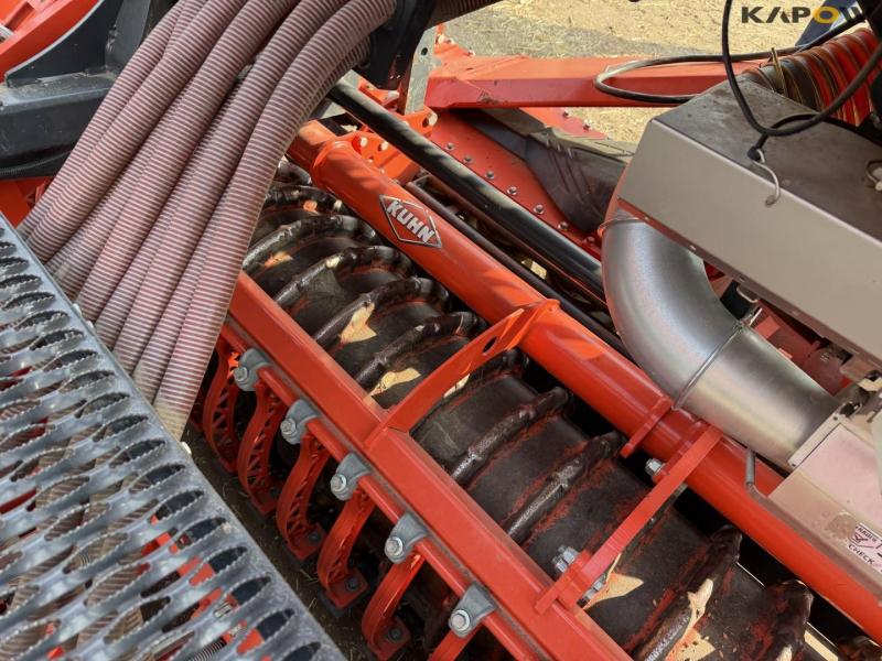 Kuhn 4030 power harrow seeding kit 47