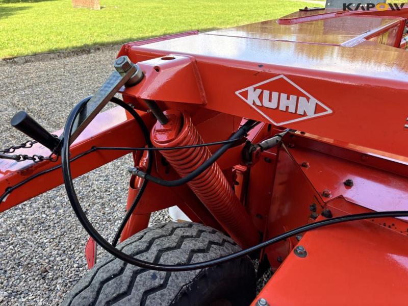 Kuhn FC352G windrower 25