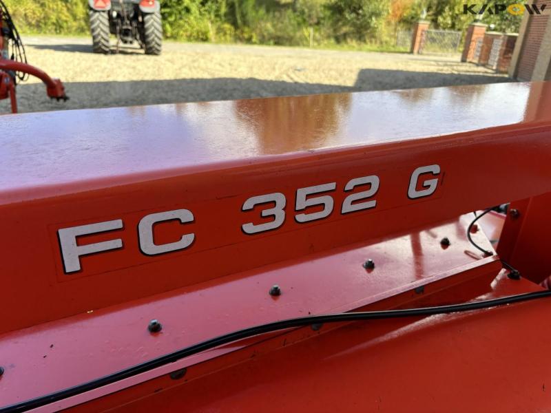 Kuhn FC352G windrower 33