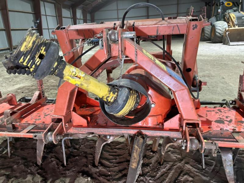 Kuhn HR3002D power harrow 11
