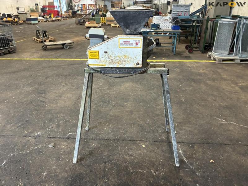 Grinder with stand 5