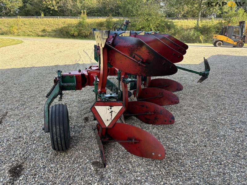 Kverneland 4-furrow EG85 reversible plow 6