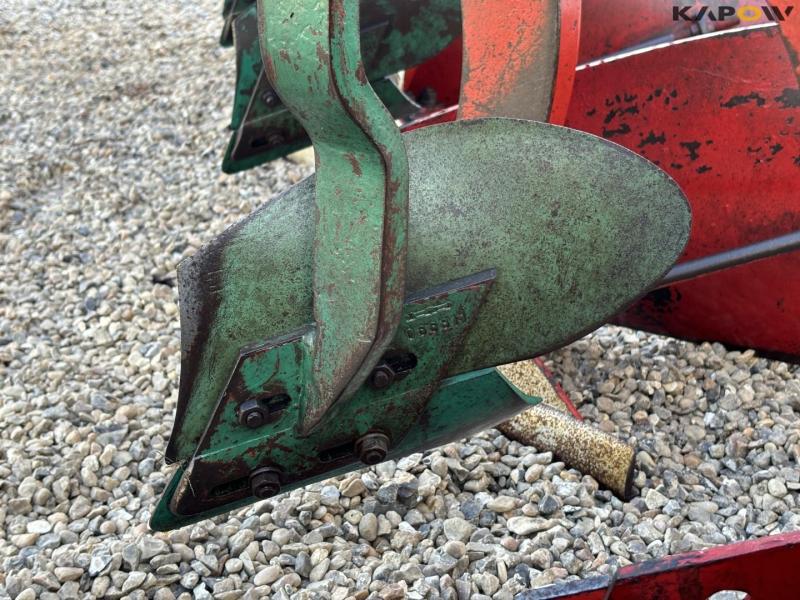 Kverneland 4-furrow EG85 reversible plow 33