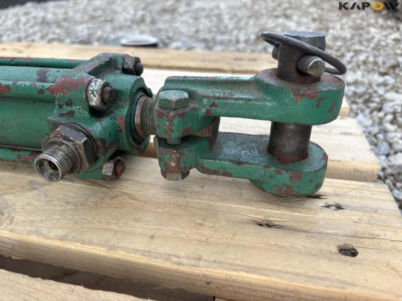 Kverneland cylinder for furrow adjustment 9