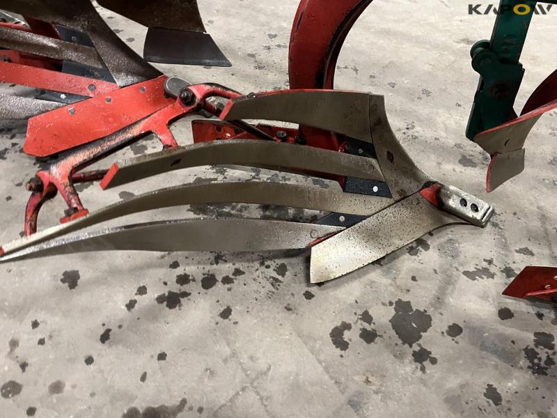 Kverneland EG100 6 furrow reversible plough with soil packers 23