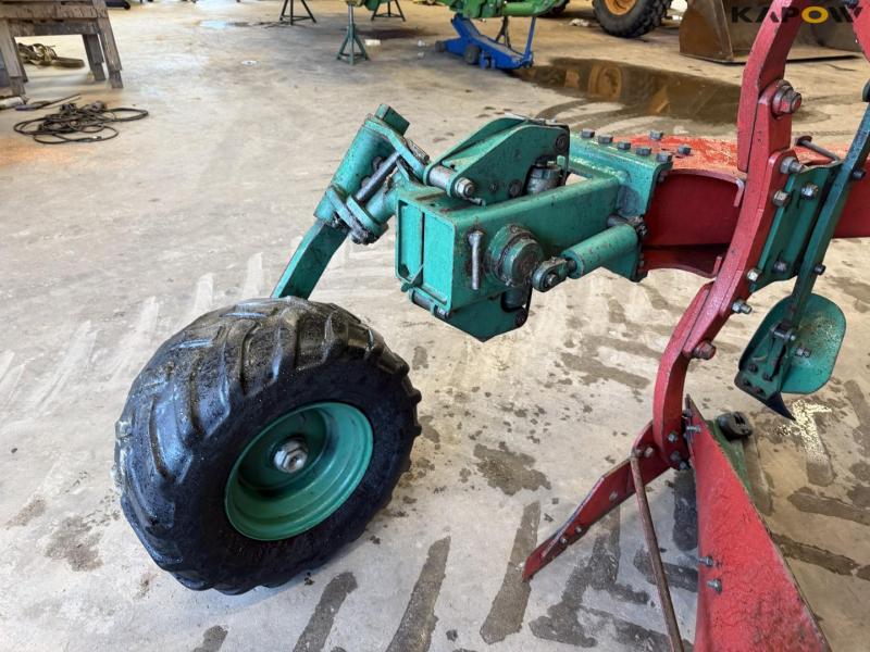 Kverneland LD100 plow 32