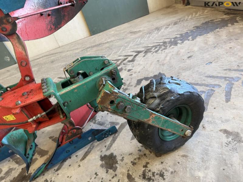 Kverneland LD100 plow 33