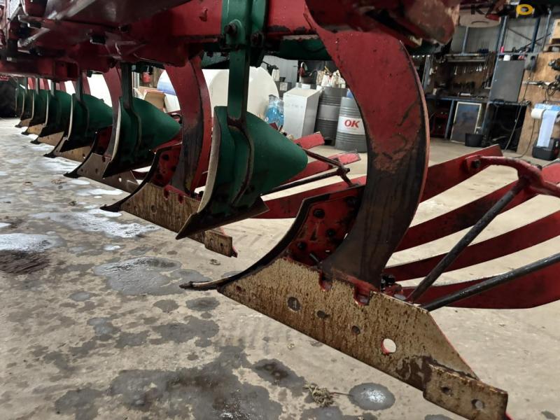 Kverneland PG100 8 furrow plough 42