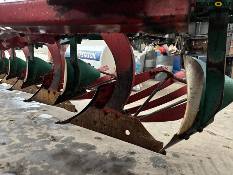 Kverneland PG100 8 furrow plough 44