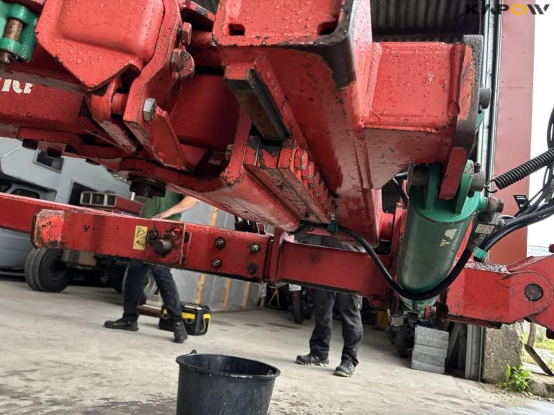 Kverneland PG100 8 furrow plough 66