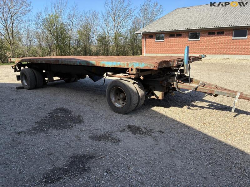Flatbed truck with brakes on 1 axle 3