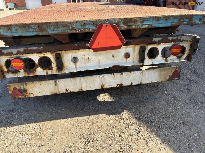 Flatbed truck with brakes on 1 axle 19