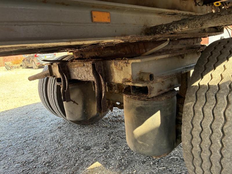 Flatbed truck with brakes on 1 axle 22