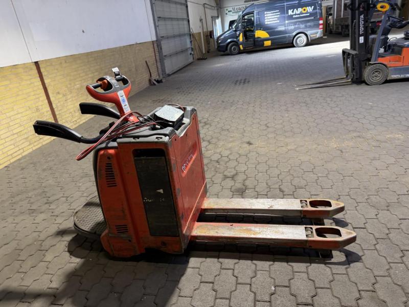 Linde 20 electric stacker 4