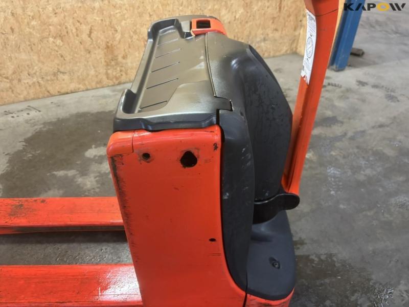 Linde T16 electric stacker 10